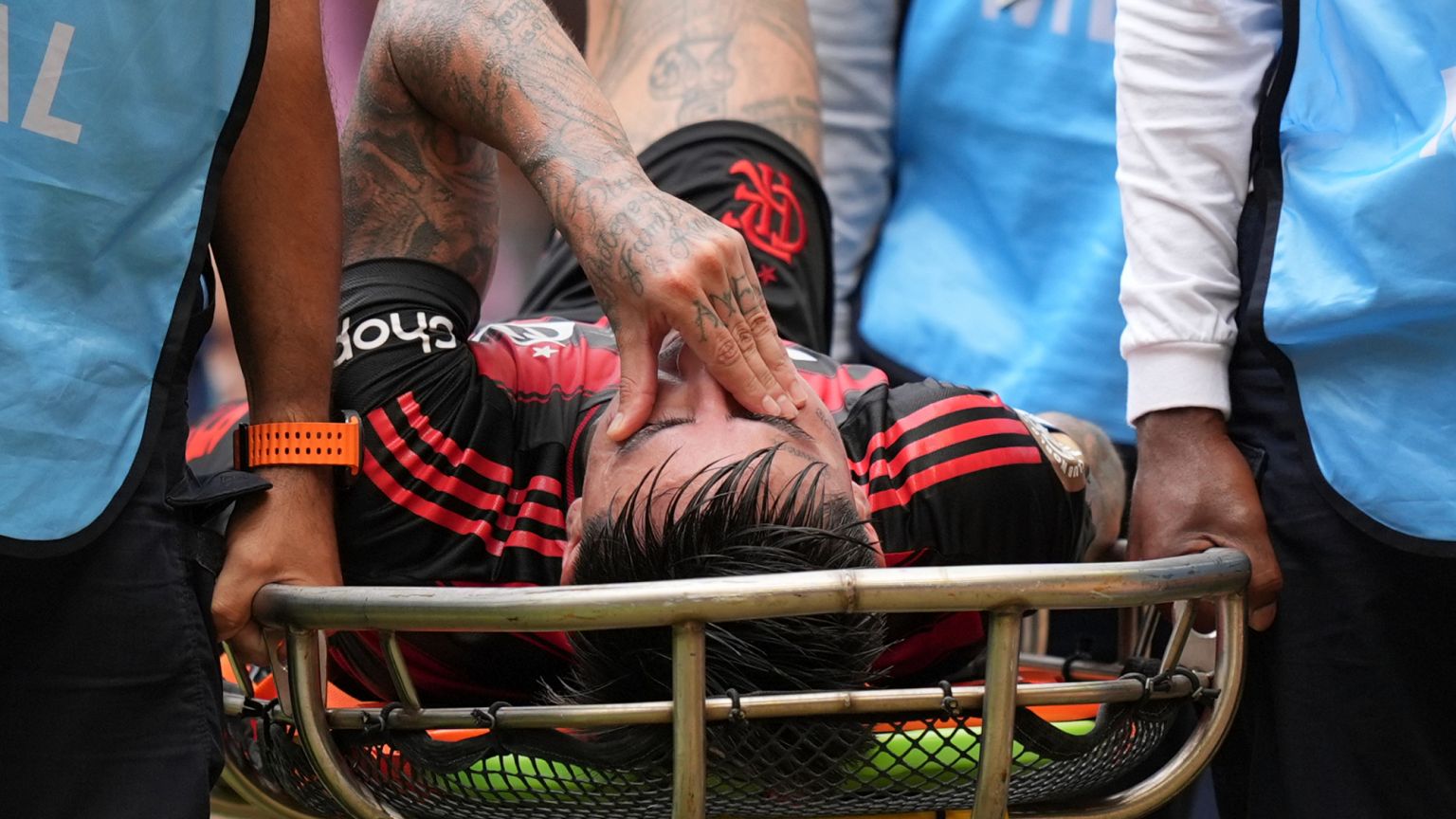 اریک پولگار فلامنگو در دور 16 مسابقه فوتبال جام جهانی باشگاه‌ها بین CR Flamengo و بایرن مونیخ در میامی گاردنز، فلوریدا، ۲۹ ژوئن ۲۰۲۵، حرکات نشان می‌دهد