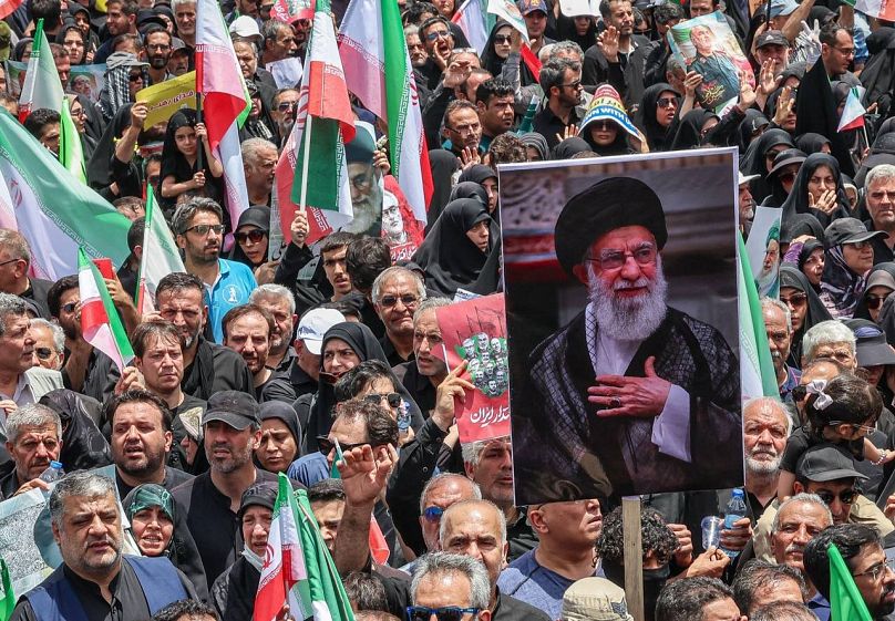 Tüntetés Teheránban Khamenei mellett