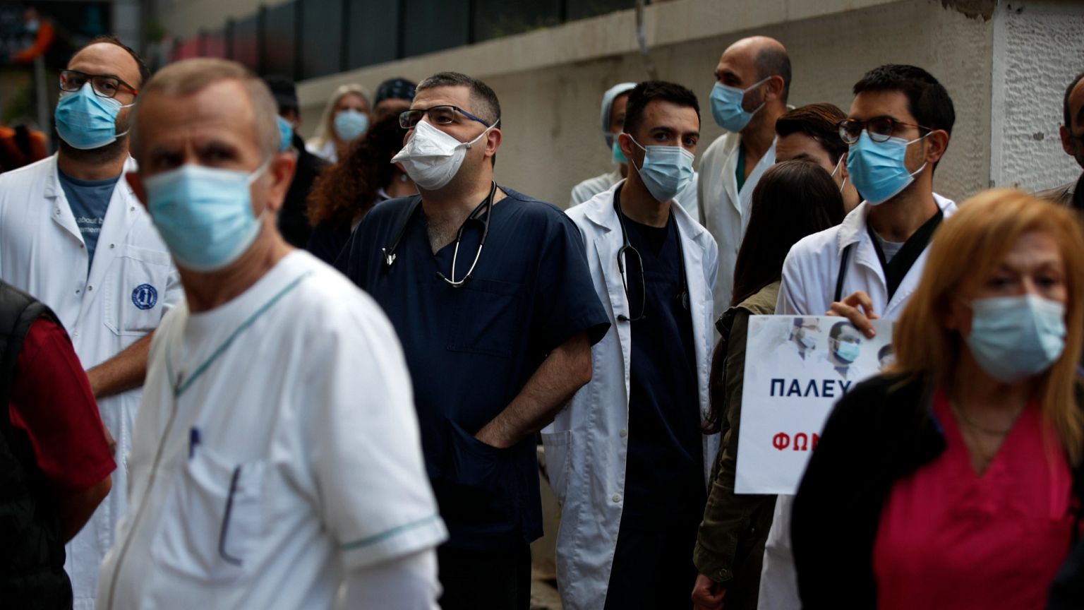Trabajadores sanitarios con mascarillas para protegerse de la propagación del coronavirus, en una protesta en el hospital Evangelismos de Atenas, el 12 de noviembre de 2020. 