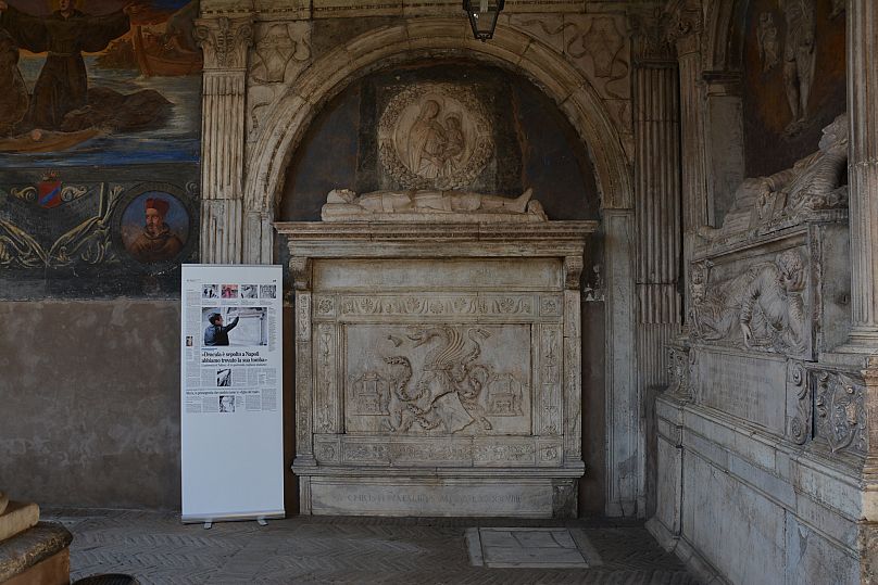 La tomba che si ritiene di Dracula nel complesso di Santa Maria La Nova a Napoli