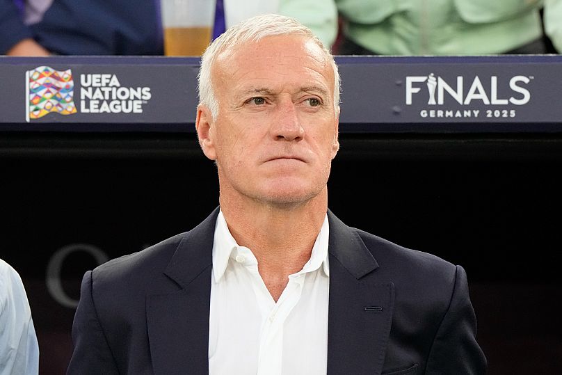 Le sélectionneur français Didier Deschamps attend le début de la demi-finale de la Ligue des Nations entre l'Espagne et la France à Stuttgart, en Allemagne, jeudi 5 juin 2025