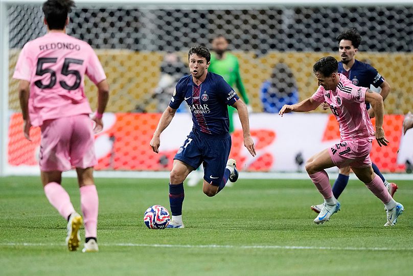 Joao Neves, au centre, contrôle le ballon lors des huitièmes de finale de la Coupe du monde des clubs entre le PSG et l'Inter Miami à Atlanta, le dimanche 29 juin 2025