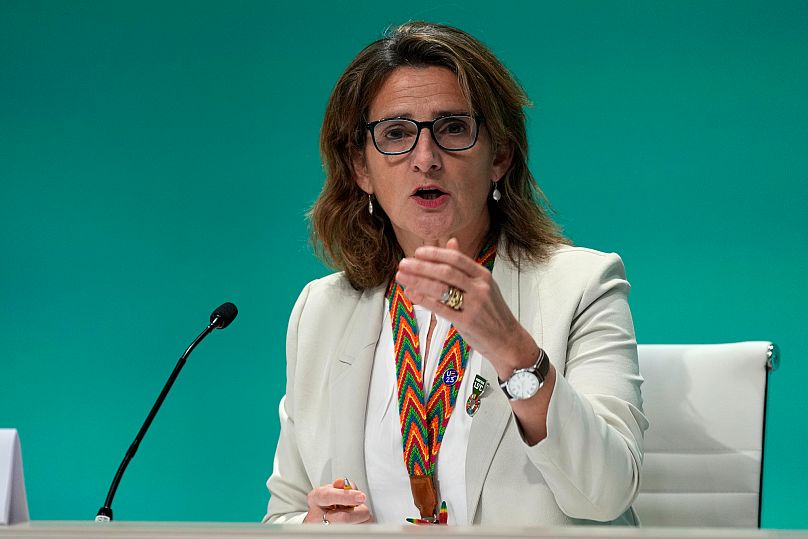 Teresa Ribera przemawia podczas konferencji prasowej na szczycie klimatycznym ONZ COP28, środa, 6 grudnia 2023 r,