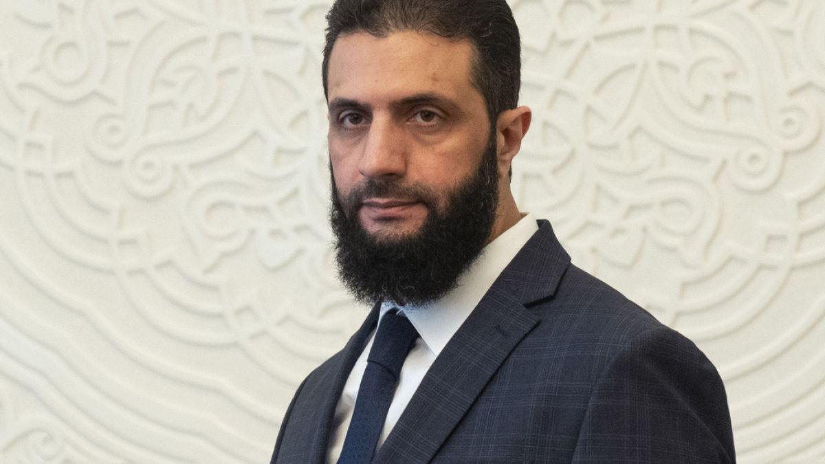 أحمد الشرع يتسلّم تقرير لجنة التحقيق في أحداث الساحل السوري بعد استكمال أعمالها