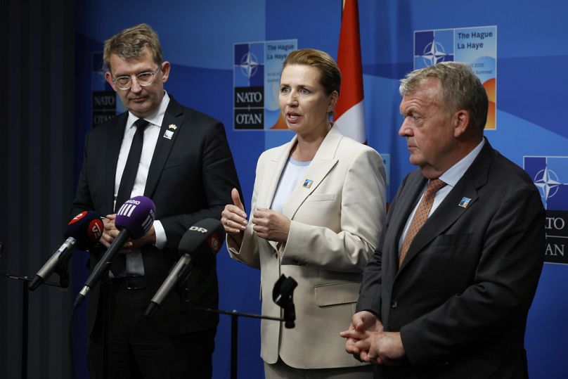 Mette Frederiksen com o ministro dos Negócios Estrangeiros dinamarquês e o ministro da Defesa na cimeira da NATO em Haia, Países Baixos, quarta-feira, 25 de junho de 2025