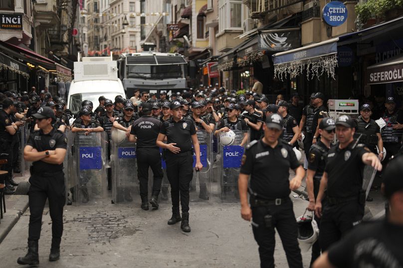 Des policiers prennent position avant une manifestation contre le magazine satirique LeMan.