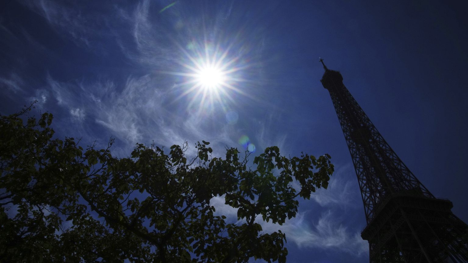 A nap süt az Eiffel-torony felett a hőhullám alatt, 2025. június 30-án, hétfőn Párizsban.