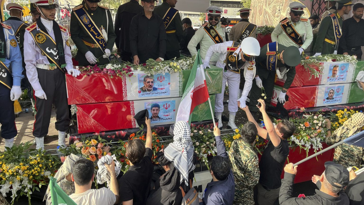 حزن الناس على نعوش العلماء النوويين الإيرانيين الذين لقوا حتفهم في غارات إسرائيلية، خلال مراسم جنازة في طهران