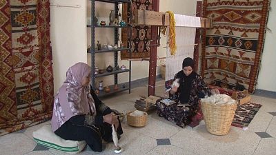 Maroc : à Taznakht, les femmes ravivent l’héritage du tapis Ouaouzguit
