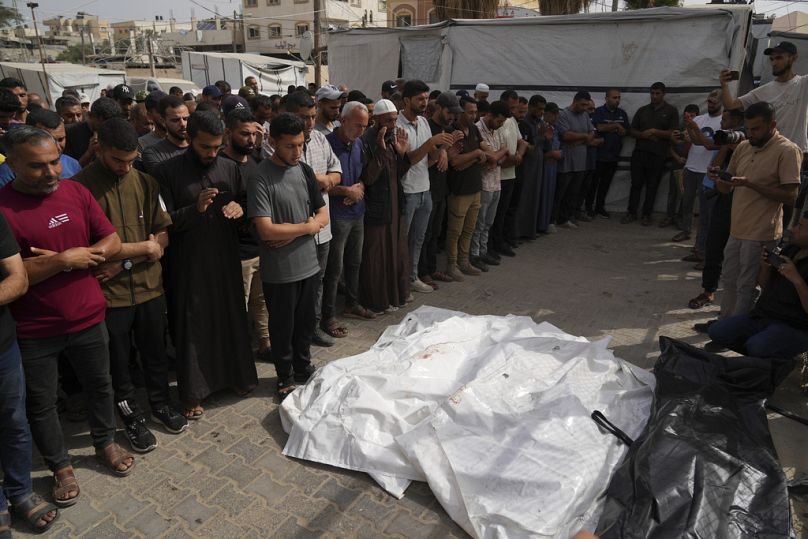 مشيعون يودّعون أفرادًا من عائلة العماوي قُتلوا في قصف إسرائيلي على الزوايدة، في غزة، 1 تموز/يوليو 2025.