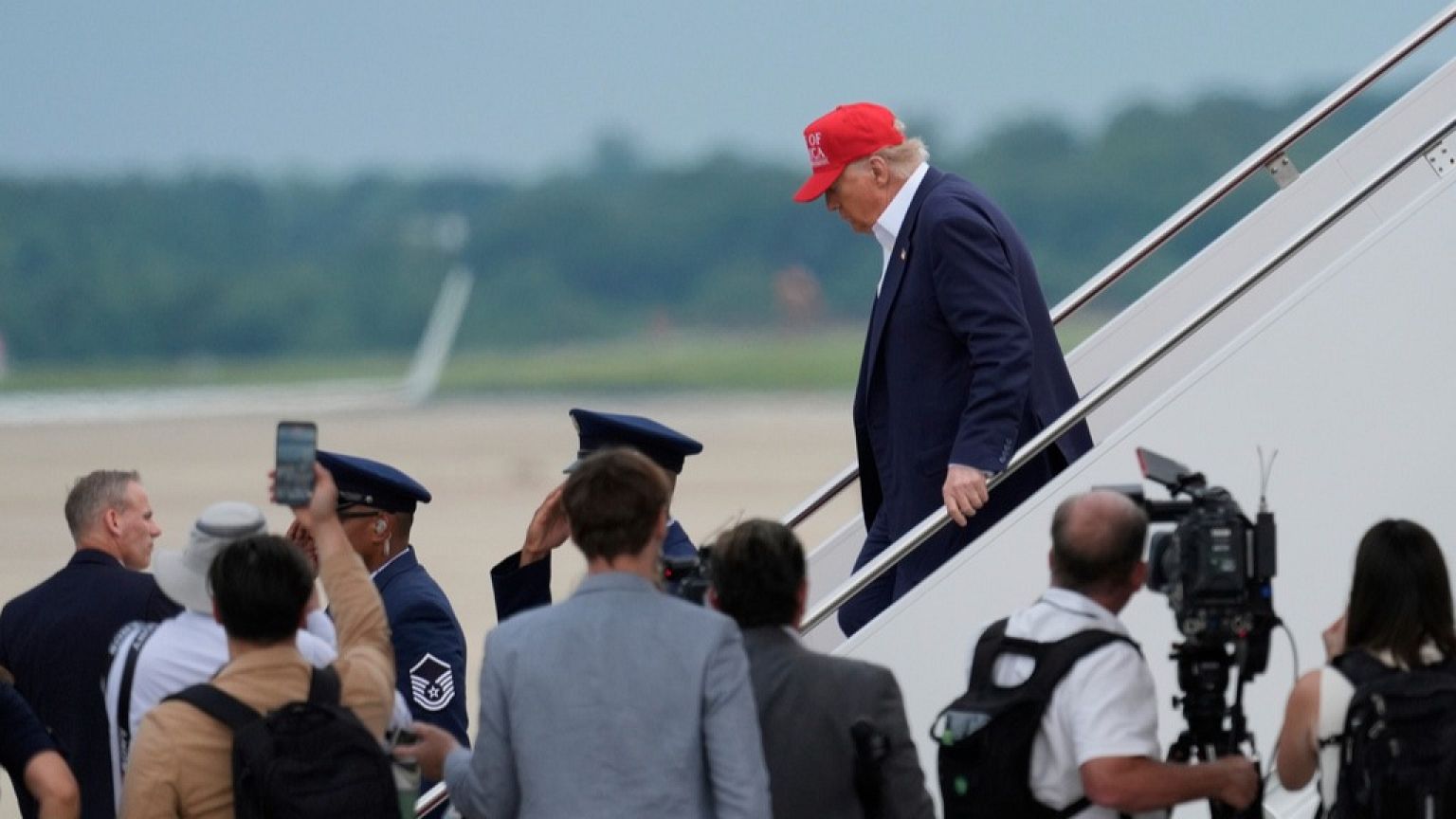 Başkan Donald Trump, 1 Temmuz 2025 Salı günü Ochopee, Florida'daki bir göçmen gözaltı merkezini ziyaret ettikten sonra Air Force One ile Joint Base Andrews'a geldi