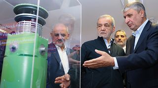 فایل: بازدید مسعود پزشکیان رئیس جمهور ایران از نمایشگاه دستاوردهای هسته ای ایران در تهران، 9 آوریل 2025