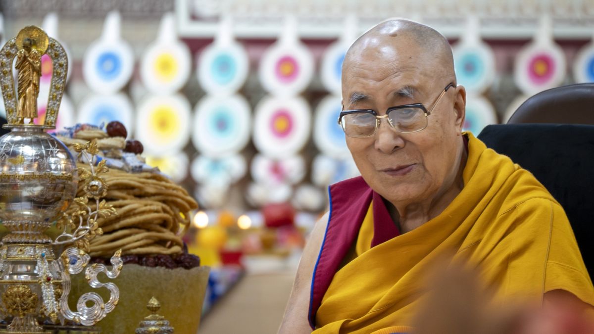 A 90 éves dalai láma kizárta, hogy Kína dönthessen majd az utódlásáról