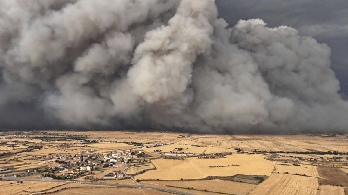 Le premier grand incendie de l'été en Espagne fait deux morts et laisse un nuage semblable à celui d'un volcan