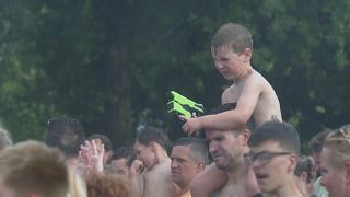 SCREENSHOT - Dutch town of Soest cool downs with water gun fight amid European heatwave