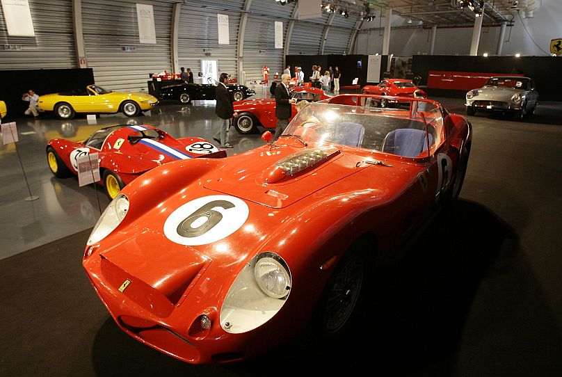 Ferrari 330 TI/LM Testarossa z 1962 roku, które wygrało wyścig Le Mans również w 1962 roku, prowadzone przez mistrza świata Phila Hilla i Olivera Gendebiena.