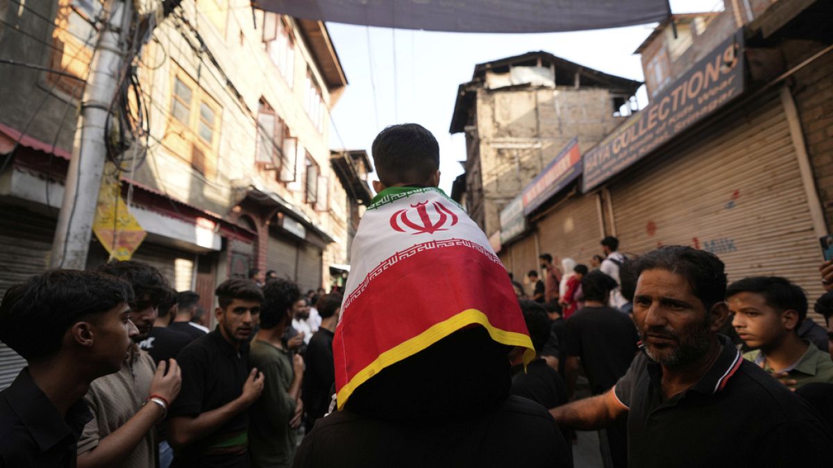 "هوس الجواسيس" بعد الحرب مع إسرائيل.. إيران ترحّل مئات الآلاف من الأفغان إلى بلادهم