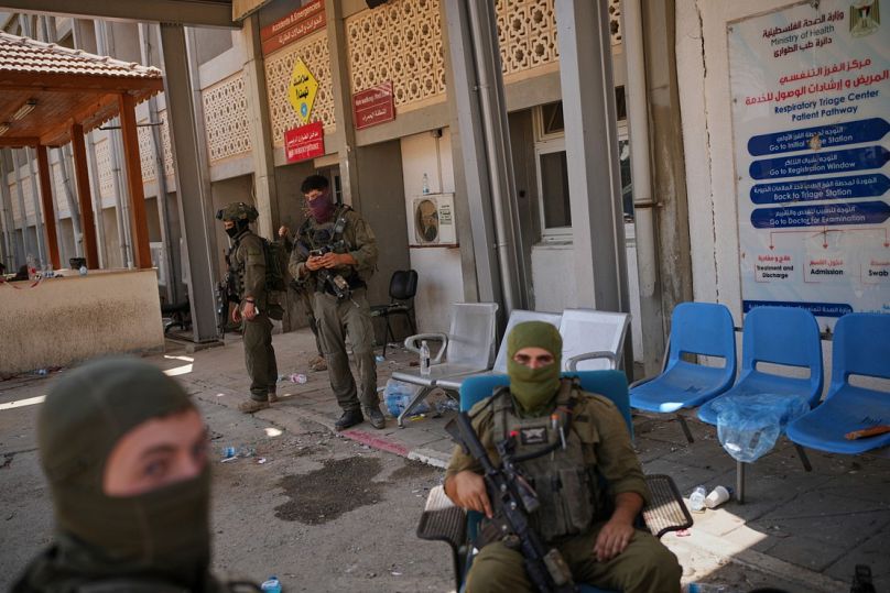 يتخذ جنود إسرائيليون مواقعهم في المستشفى الأوروبي في خان يونس، جنوب غزة،، يوم الأحد 8 يونيو 2025.  