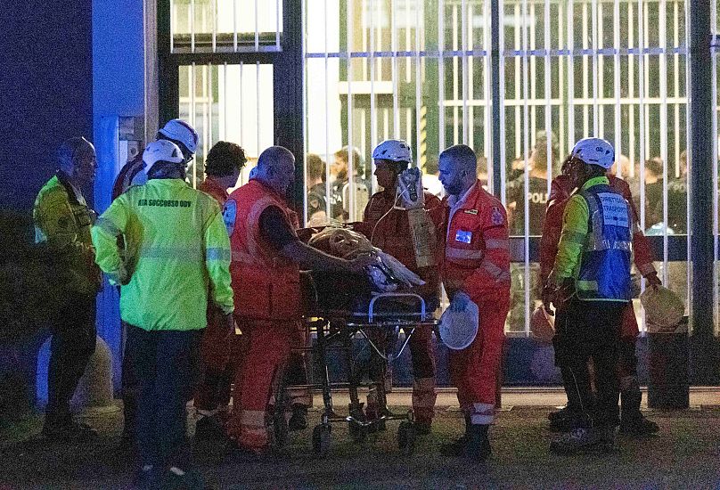 I soccorsi in attesa dopo una rivolta e un tentativo di fuga nel carcere minorile Beccaria di Milano (31 agosto 2024)