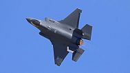 یک جنگنده اف-۳۵ نیروی هوایی ایالات متحده در سومین روز Aero India 2025 در پایگاه هوایی یلاهانکا در بنگالورو هند، 12 فوریه 2025 اجرا می شود
