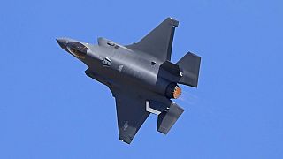 یک جنگنده اف-۳۵ نیروی هوایی ایالات متحده در سومین روز Aero India 2025 در پایگاه هوایی یلاهانکا در بنگالورو هند، 12 فوریه 2025 اجرا می شود