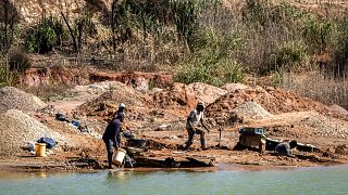 Comment les mines d'or d'Afrique de l’Ouest alimentent conflits et trafic