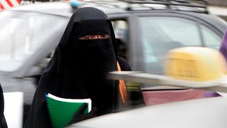 زنی با نقاب. عکس: آرشیو
