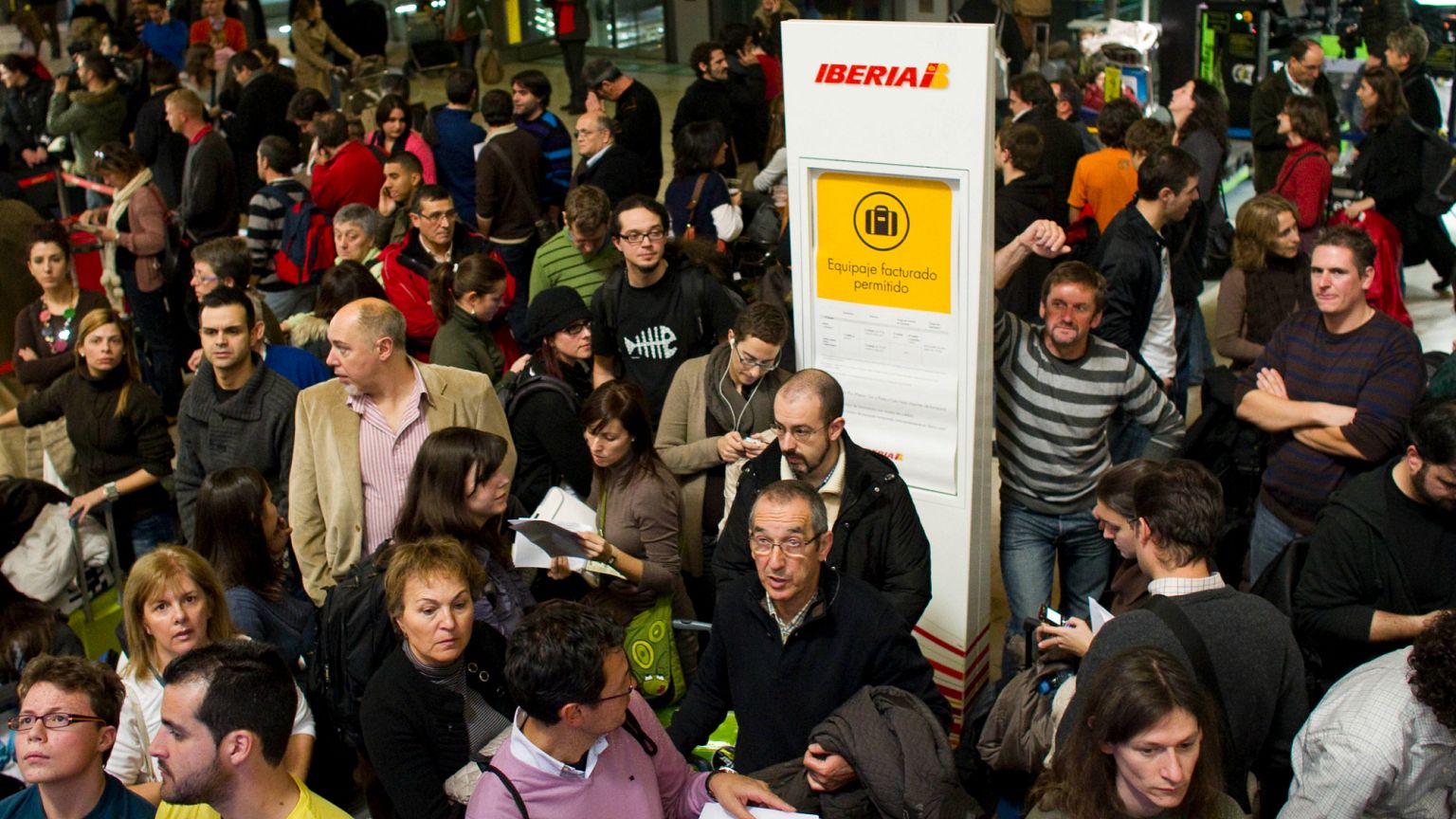 En esta imagen de archivo se muestra el caos del aeropuerto Madrid Barajas en 2010