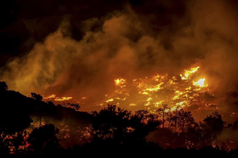 Fogo arde na zona de Ahlia, perto da cidade portuária de Ierapetra, na costa sul da ilha de Creta, Grécia