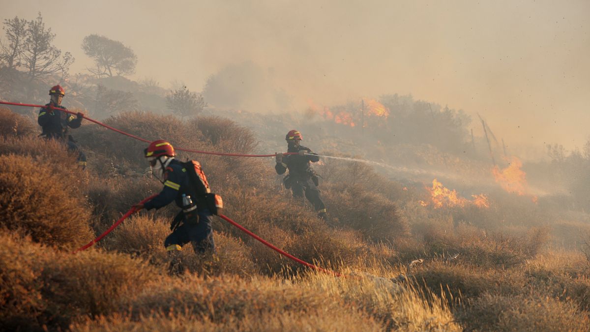 Crète : un gigantesque incendie provoque une évacuation massive de résidents et de touristes