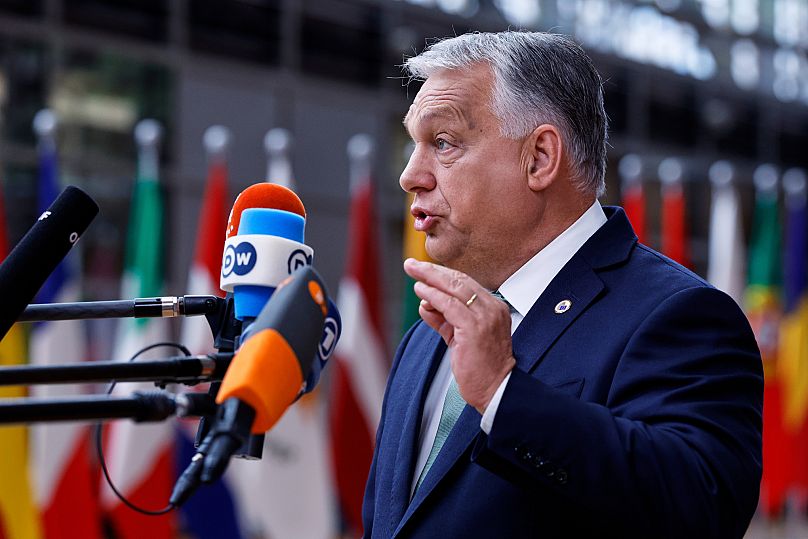 Le Premier ministre hongrois Viktor Orbán s'adresse aux médias à son arrivée au sommet de l'UE dans le bâtiment du Conseil européen à Bruxelles, le jeudi 26 juin 2025