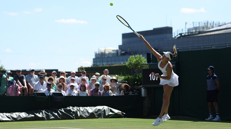 Bondár Anna szervál az ukrán Jelina Szvitolina ellen a wimbledoni teniszbajnokság női egyesének első fordulójában Londonban 2025. június 30-án