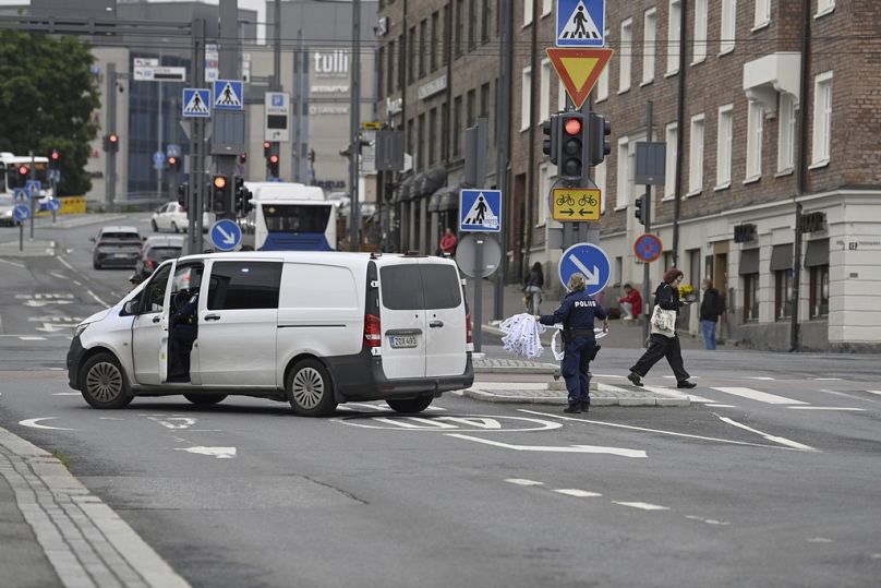 La police crée un cordon à l'extérieur du centre commercial Ratina à Tampere, Finlande,