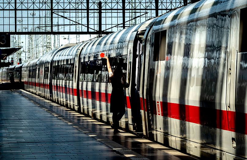 Un tren de alta velocidad ICE está listo para salir de la estación central de trenes de Frankfurt, el 25 de junio de 2024.