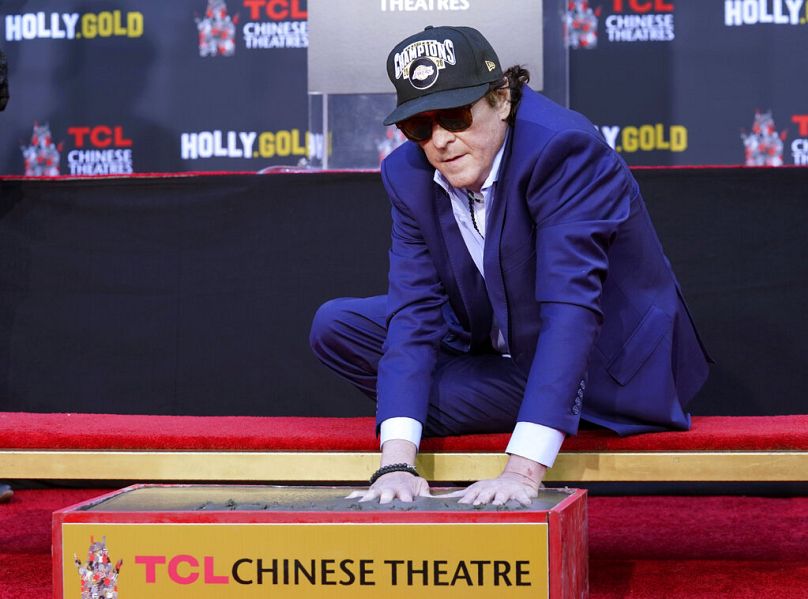 L'acteur Michael Madsen met ses mains dans le ciment lors d'une cérémonie en son honneur au TCL Chinese Theatre, le lundi 16 novembre 2020, à Los Angeles.