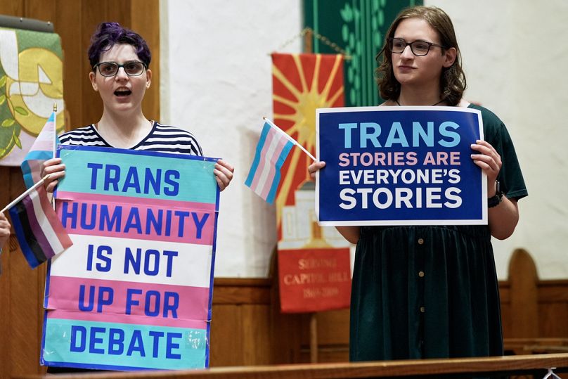Transz jogokért tüntetők a Legfelsőbb Bíróság tárgyalása során