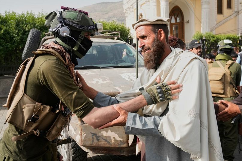  Un combatiente talibán y un afgano se abrazan tras realizar la oración del Eid al-Adha en la mezquita Shah Do Shamshira de Kabul, Afganistán, sábado 7 de junio de 2025.