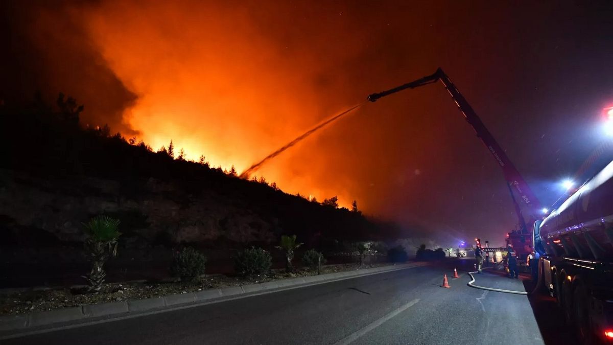 İzmir'de alevler büyüyor: Buca'da kaynak makinasından çıkan kıvılcım nedeniyle yangın