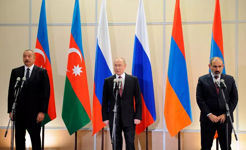 Präsident Wladimir Putin, Mitte, der aserbaidschanische Präsident Ilham Alijew, links, und der armenische Premierminister Nikol Paschinjan bei einer Pressekonferenz, Nov. 2021