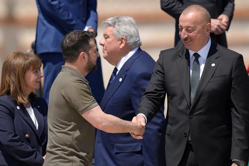 Ukraine-Präsident Wolodymyr Selenskyj schüttelt dem aserbaidschanischen Präsidenten Ilham Aliyev beim Gipfel der Europäischen Politischen Gemeinschaft die Hand, 1. Juni 2023.