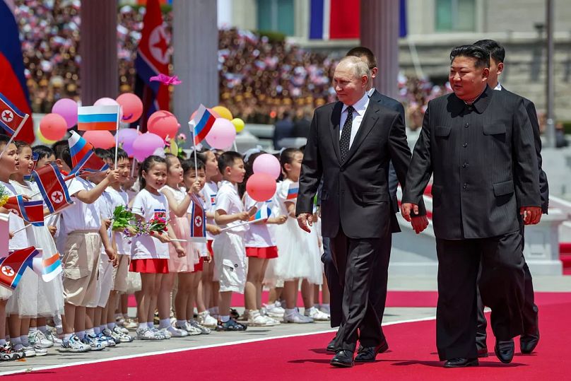 Präsident Wladimir Putin, links, und Nordkoreas Machthaber Kim Jong Un, rechts im Vordergrund, bei der offiziellen Begrüßungszeremonie auf dem Kim-Il-Sung-Platz in Pjöngjang.