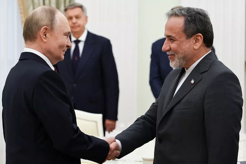Präsident Wladimir Putin, links, begrüßt den iranischen Außenminister Abbas Araghchi vor ihren Gesprächen im Kreml in Moskau, Russland, Montag, 23. Juni 2025.