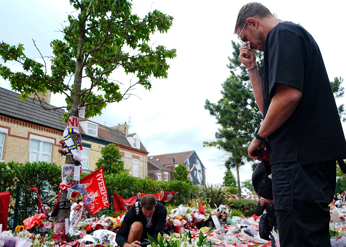 Corpos de Diogo Jota e André Silva recebidos com aplausos em Gondomar ...