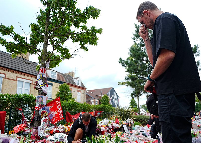 Des fans déposent des fleurs, des écharpes et d'autres objets à Anfield en l'honneur de Diogo Jota