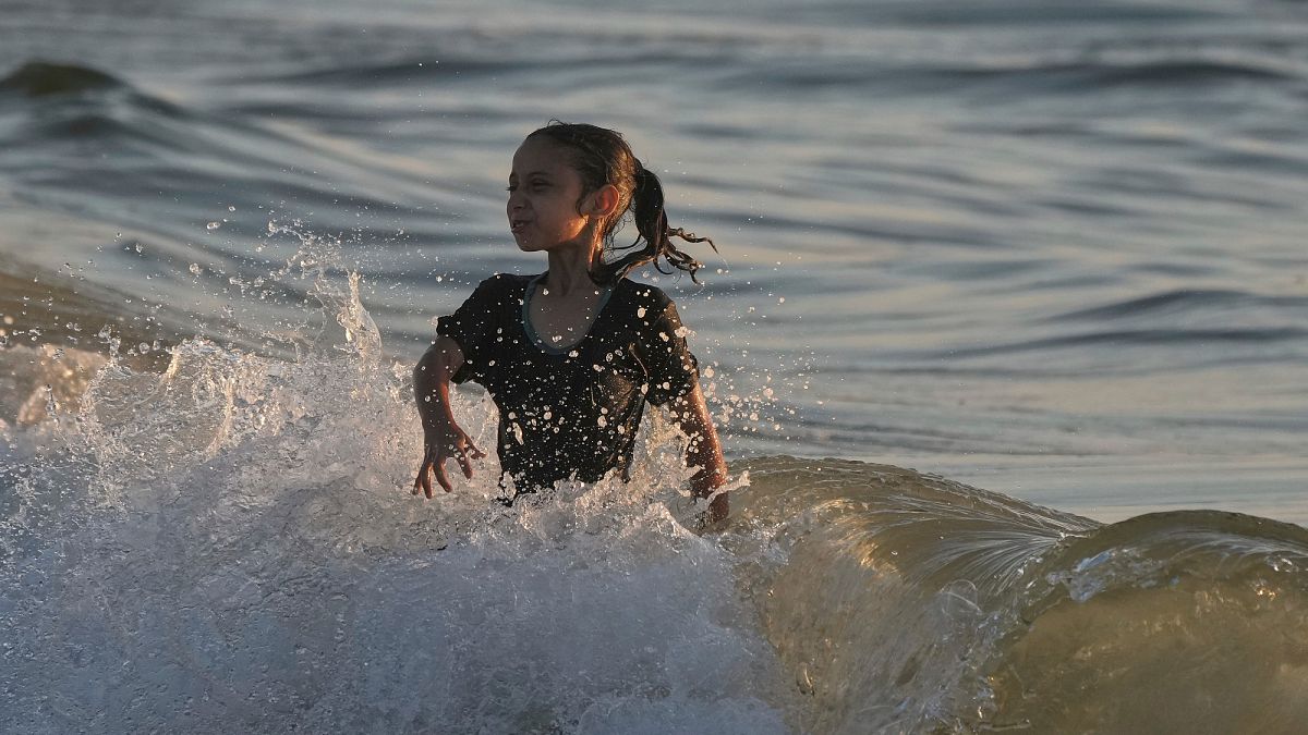 Gaza families turn to the sea as heat and water crisis worsens