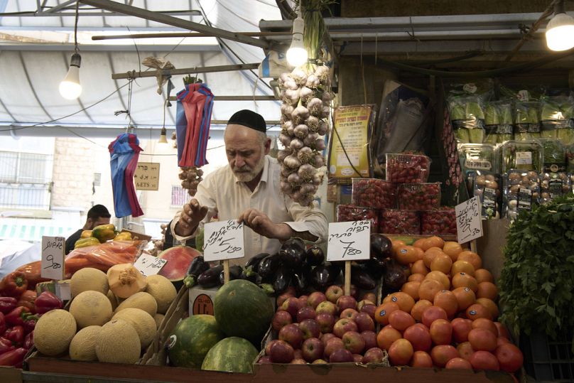 بائع إسرائيلي في سوق "محانيه يهودا"، 8 نيسان/ أبريل 2025.