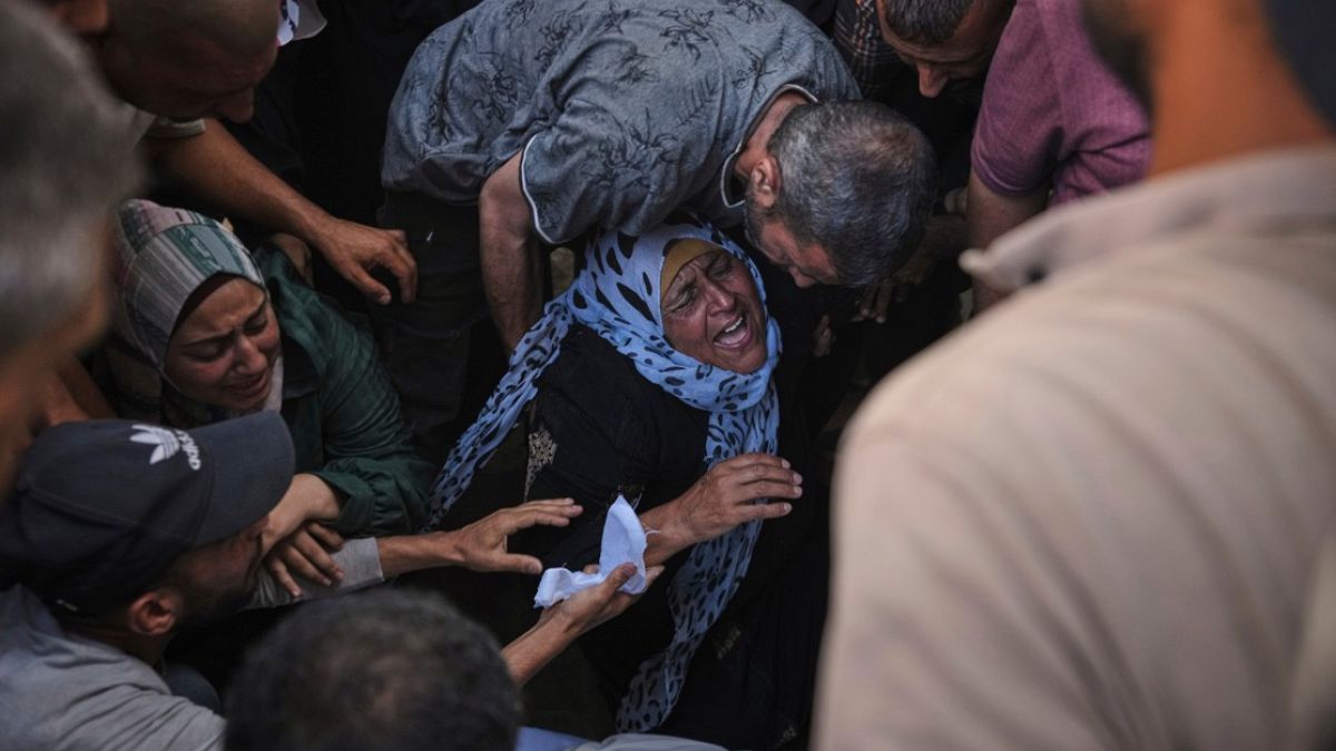 غزة تحت النار: عشرات القتلى بسبب القصف وفي طوابير انتظار المساعدات