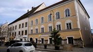  Un'auto passa davanti alla casa natale di Adolf Hitler a Braunau, in Austria, il 16 novembre 2023.
