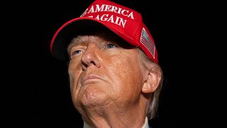 El presidente Donald Trump habla con los periodistas a su llegada al Air Force One, en Maryland, el viernes 4 de julio de 2025.