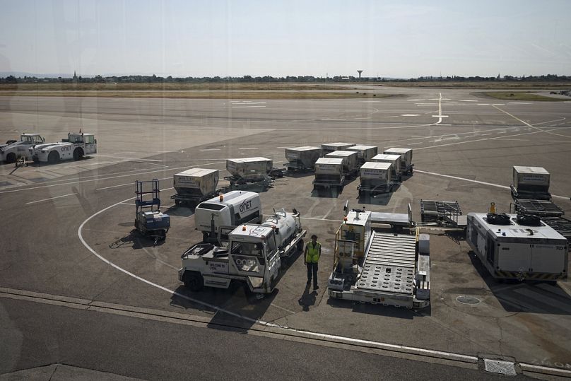 Un employé sur le tarmac de l'aéroport Saint-Exupéry, près de Lyon, alors que les contrôleurs aériens sont en grève de deux jours pour réclamer de meilleures conditions de tra